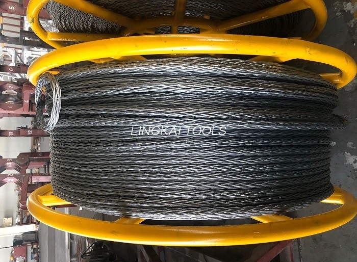 18 mm nesisukantis plieninis vielinis lynas, skirtas dviems sujungtiems laidininkams oro linijos styginiams