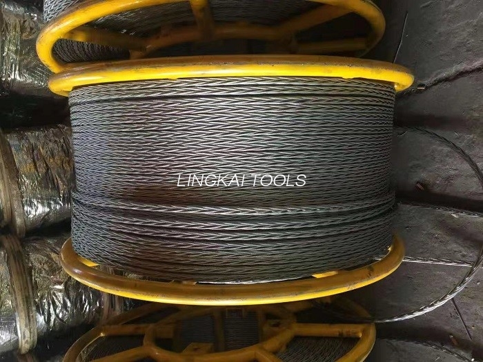 22 mm nesisukantis plieninis vielinis lynas, skirtas keturių komplektuojamų laidininkų styginiams